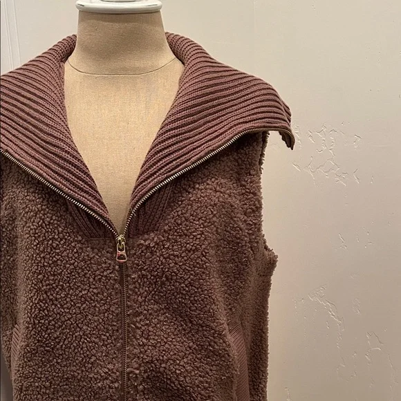 Varley Aspen Gilet Ash Taupe Sherpa Zip-Up Vest - Picture 2 of 8